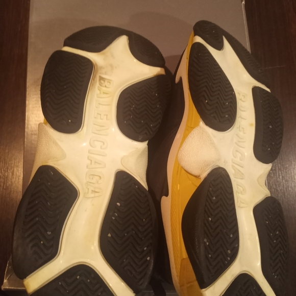 Sneakers - Picture 6 of 7